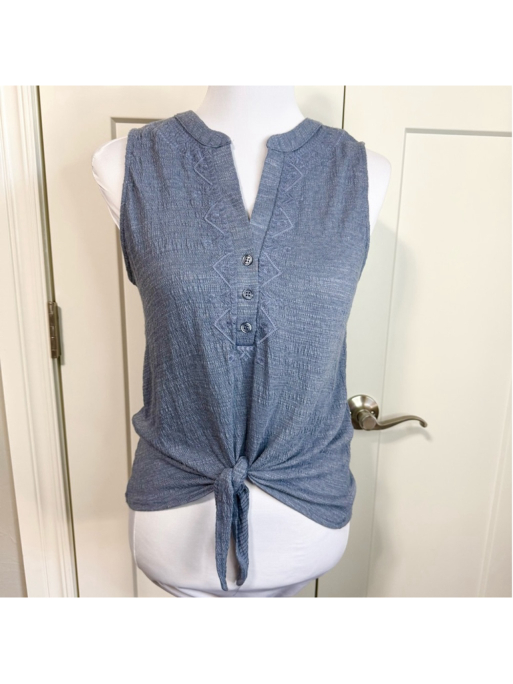 Cable & Gauge blue Sleeveless tie front vV-neck button detail Top NWT size small